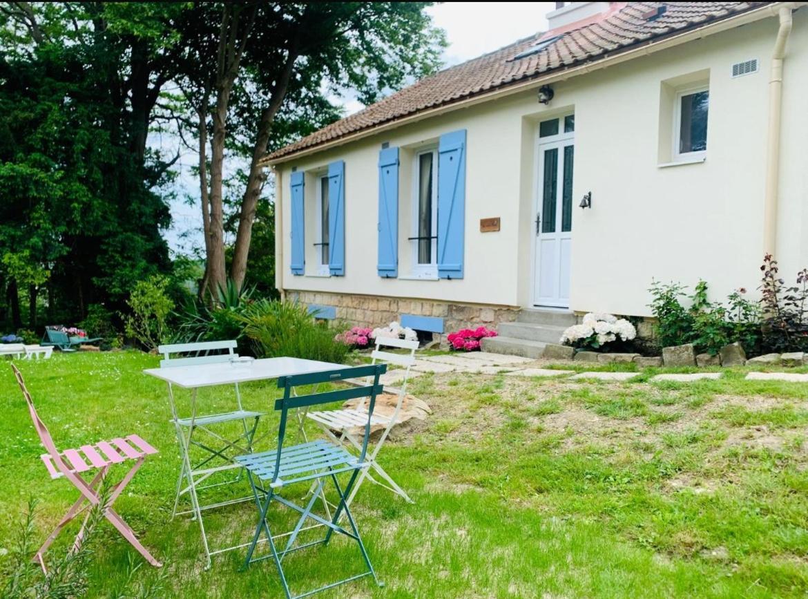 Villa Les Volets Bleus Parmain Exterior foto
