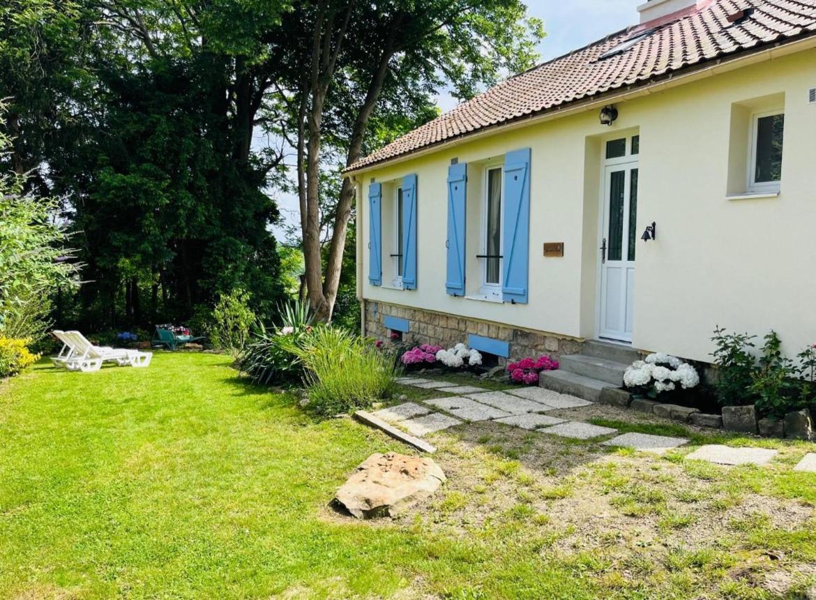 Villa Les Volets Bleus Parmain Exterior foto